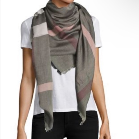 Burberry
Relaxed Mega Check Square Scarf 55” x 55 frayed edges - Picture 2 of 13